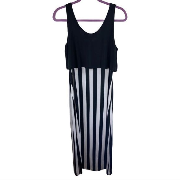 Dots -- Chic Striped Maxi Dress - Picture 4 of 6